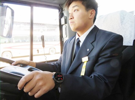 スマートウオッチを装着しているバス乗務員（ヤサカ観光バス株式会社）